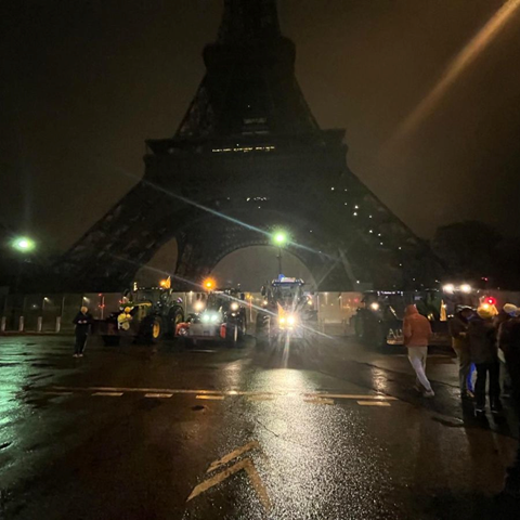 Francuski poljoprivrednici traktorima blokirali Pariz. “Između ogorčenja i očaja smo”