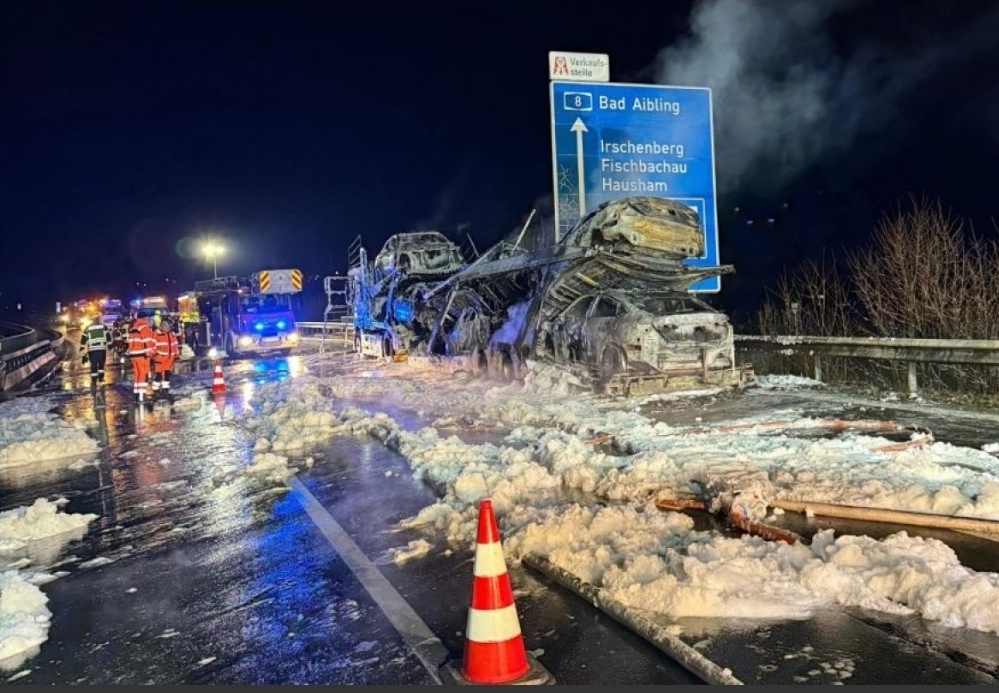 Izgorio šleper sa natovarenim novim mercedesima