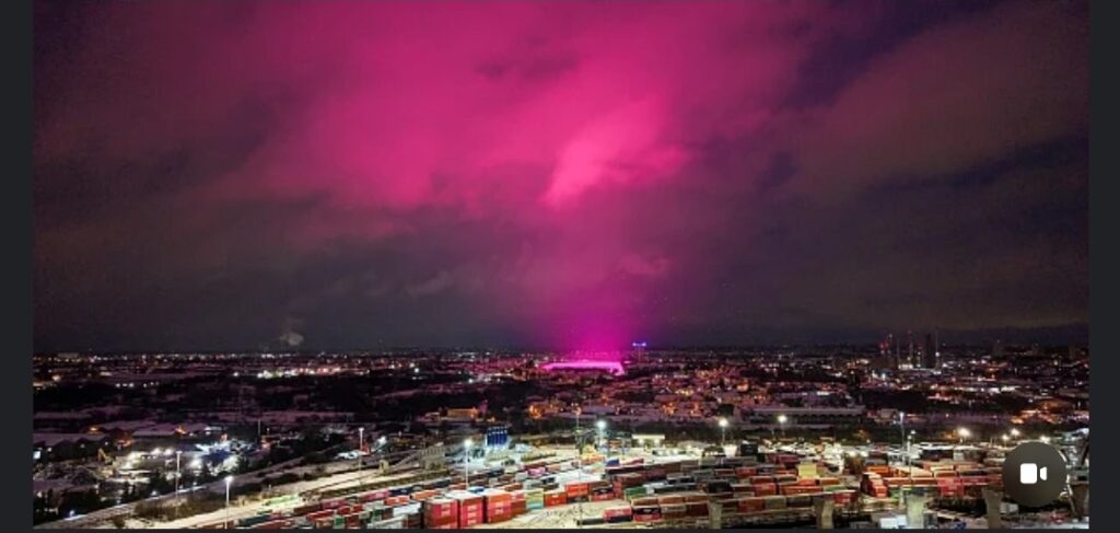 “Nešto poput Stranger Things”: Nebo roze boje obasjalo grad, misterija dobila jednostavno rješenje