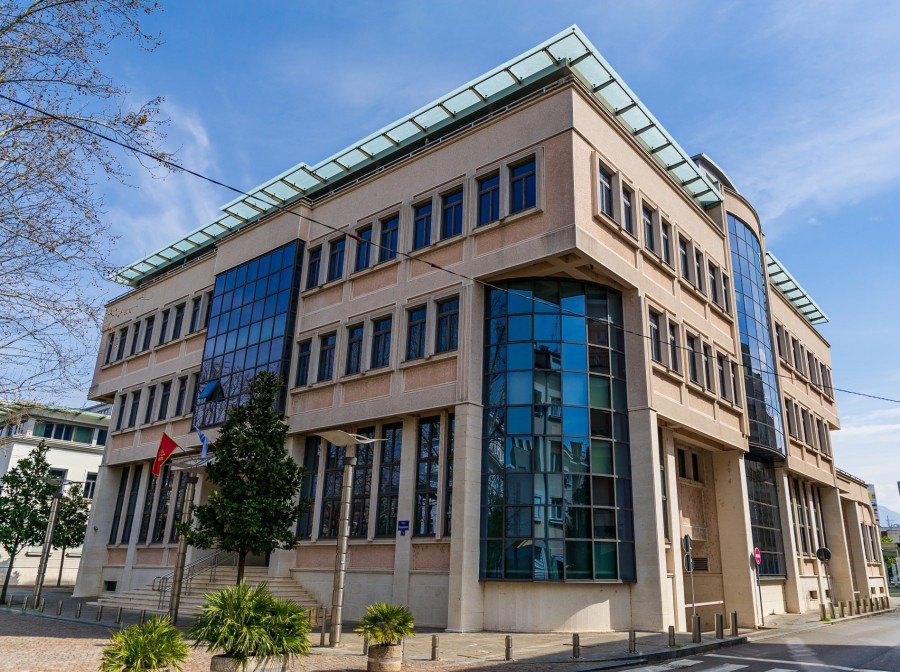 Podgorički parlament: Zaposlenima po 180 eura zimnice, nema povećanja odborničkih naknada